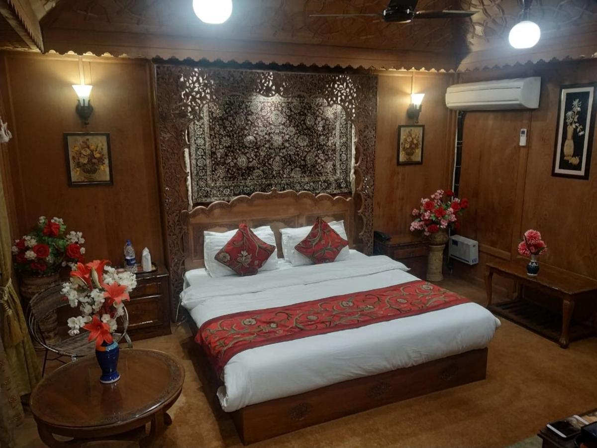 The Mughal Sheraton Houseboat Hotel Durgjan Exterior photo
