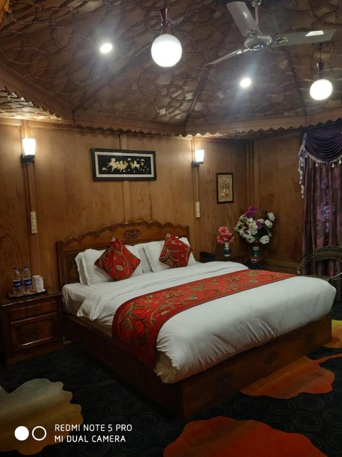 The Mughal Sheraton Houseboat Hotel Durgjan Exterior photo