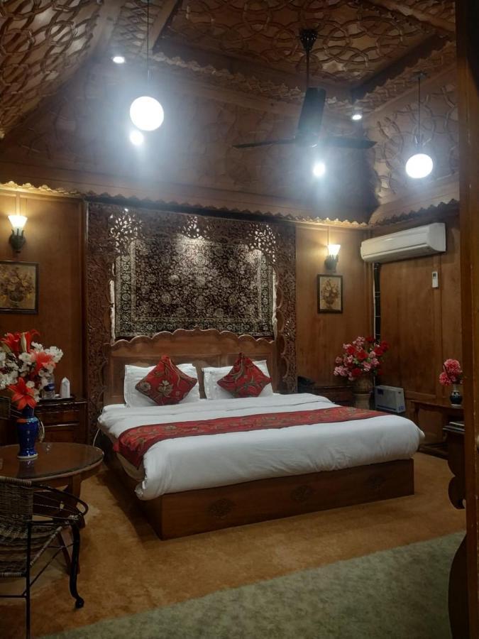 The Mughal Sheraton Houseboat Hotel Durgjan Exterior photo