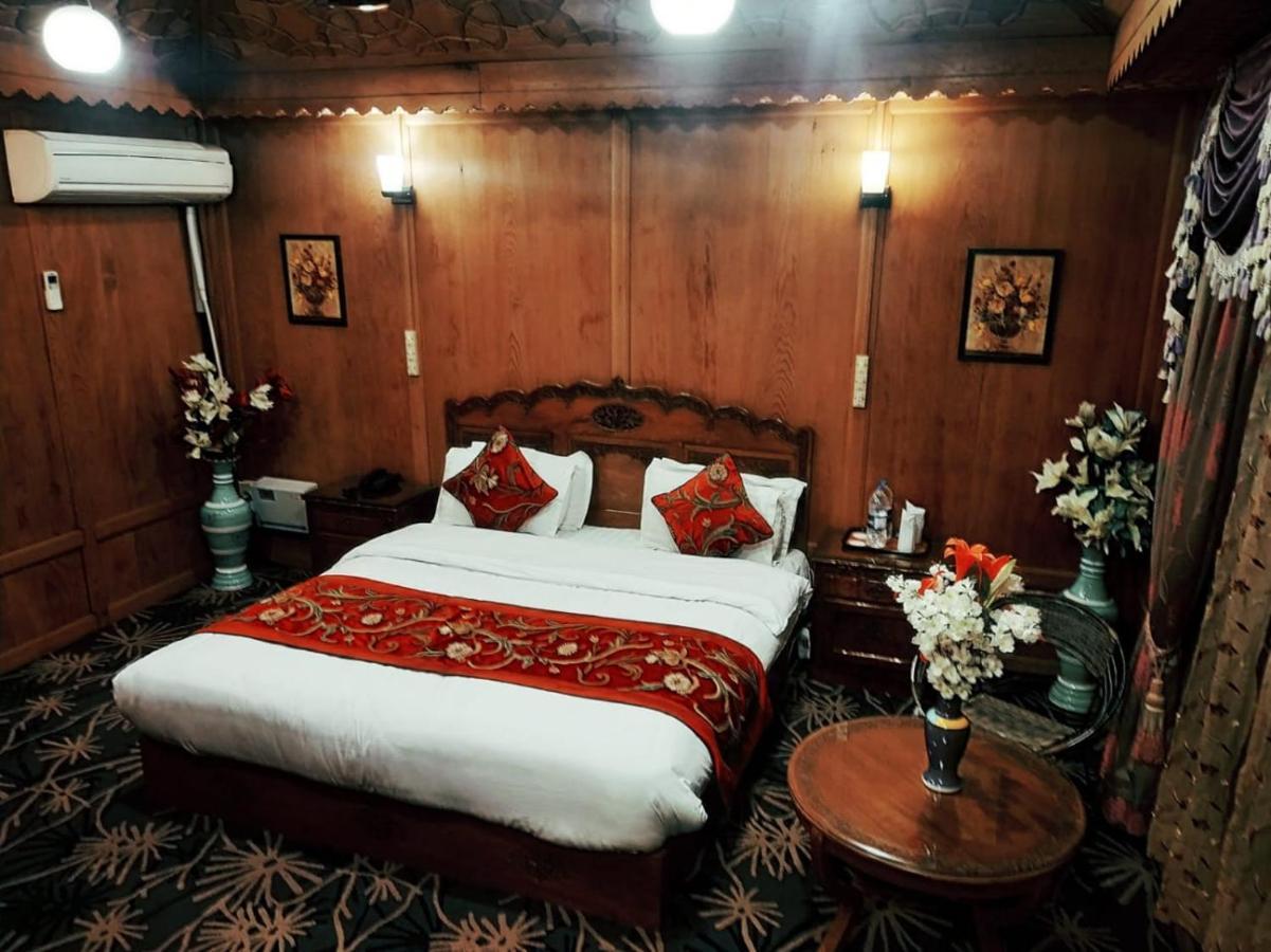 The Mughal Sheraton Houseboat Hotel Durgjan Exterior photo