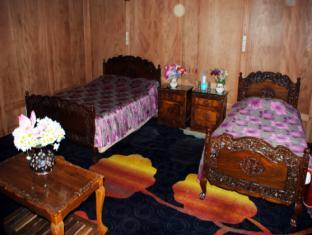The Mughal Sheraton Houseboat Hotel Durgjan Exterior photo